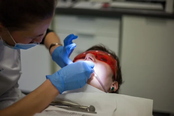 Paciente em consultório odontológico . — Fotografia de Stock