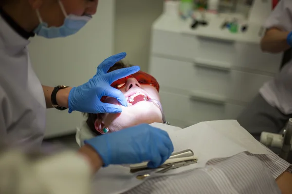 Pacjent w gabinecie dentysty. — Zdjęcie stockowe