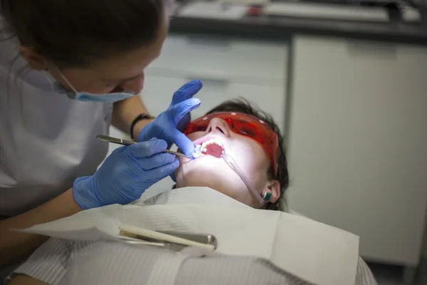 Paciente em consultório odontológico . — Fotografia de Stock