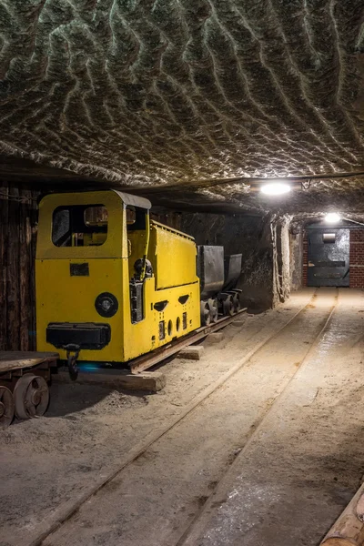 Túnel de mina subterrânea com equipamento de mineração — Fotografia de Stock