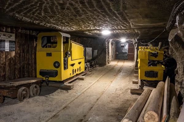 Túnel de mina subterrânea com equipamento de mineração — Fotografia de Stock