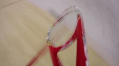 Squash bir sahada oynamak.