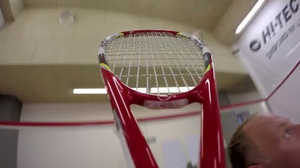 Jogando squash em um tribunal . — Vídeo de Stock