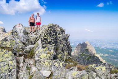 Baba ve kızı dağın tepesinde