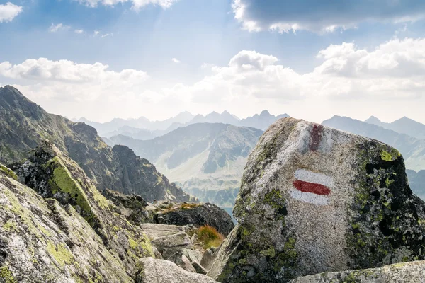 Sentier dans de belles montagnes — Photo