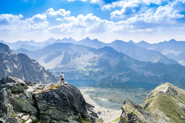 Middelste leeftijd man genieten van avontuur in de bergen — Stockfoto