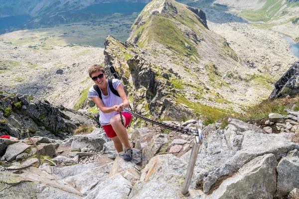 Jeune femme escalade de hautes montagnes — Photo