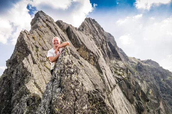 Středního věku člověka těší dobrodružství v horách — Stock fotografie