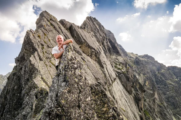 Středního věku člověka těší dobrodružství v horách — Stock fotografie