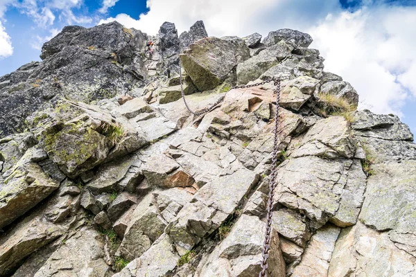 Klimmen trail met ketens in de bergen — Stockfoto