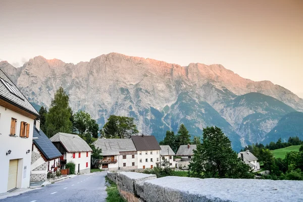 Encantadora aldeia no Parque Nacional de Triglav, Eslovênia — Fotografia de Stock