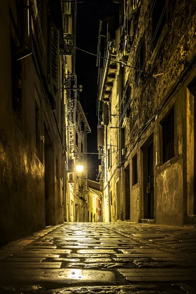 Rue étroite dans une vieille ville — Photo