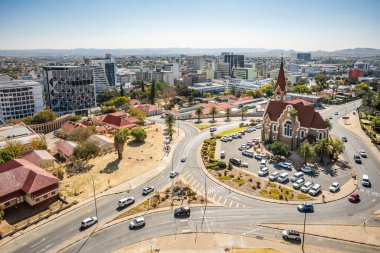 Dr. Sam Nujoma ve Christuskirche 'in bronz heykeli 11 Ağustos 2025' te Windhoek, Namibya 'da bulunan tarihi bir Lüteryen kilisesidir..