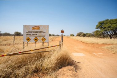 Windhoek, Namibya 'nın kuzeyindeki Çita Koruma Fonu 18 Ağustos 2025: Ziyaretçileri çitalar ve diğer vahşi yaşam alanlarına yavaş yavaş gitmeye çağıran bir doğal yaşam rezervi ve model çiftliğinin girişini gösteriyor..