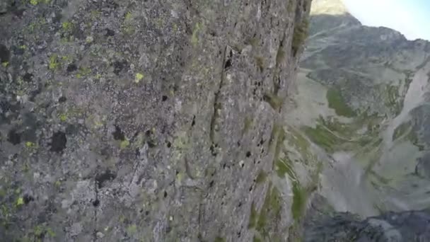 Caminhadas e escalada nas montanhas — Vídeo de Stock