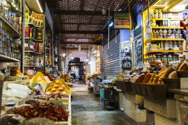 Meknes, Fas 'ta geleneksel bir Fas çarşısında renkli baharatlar sergileniyor. Görüntü, zengin desenler ve zerdeçal, paprika, kimyon ve Fas 'ı sembolize eden diğer aromatik baharatları gösteriyor. 