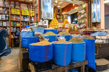 Meknes, Fas 'ta geleneksel bir Fas çarşısında renkli baharatlar sergileniyor. Görüntü, zengin desenler ve zerdeçal, paprika, kimyon ve Fas 'ı sembolize eden diğer aromatik baharatları gösteriyor. 