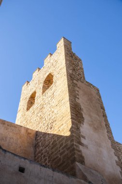 Rabat, Fas. Medine 'deki geleneksel bir zanaatkar dükkanının önünde el dokuması sepetler, paspaslar ve doğal liflerden yapılmış tepsiler sergilendi. Karmaşık işçilik ve toprak rengi Fas 'ın zengin mirasını vurguluyor. 