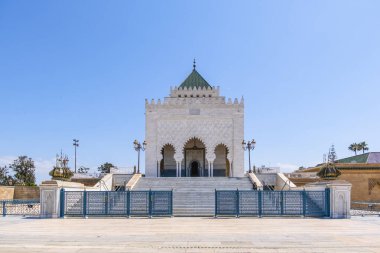Casablanca, Fas, 21 Nisan 2025: Renkli, karmaşık bir şekilde tasarlanmış, yemyeşil ve çiçek açan Arap mezar taşlarıyla dolu bir tepe kenarı mezarlığının manzarası. Huzurlu mezarlık şehre ve Atlantik 'e bakıyor. 
