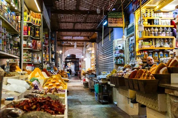 Meknes, Fas 'ta geleneksel bir Fas çarşısında renkli baharatlar sergileniyor. Görüntü, zengin desenler ve zerdeçal, paprika, kimyon ve Fas 'ı sembolize eden diğer aromatik baharatları gösteriyor. 