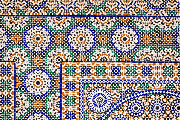 На традиционном марокканском базаре Meknes, Morfo Vibrant можно увидеть разноцветные пряности, уложенные в конические плоты. Изображение демонстрирует богатые текстуры и оттенки куркумы, паприки, тмина и других ароматических приправ, символизирующих марокканский 