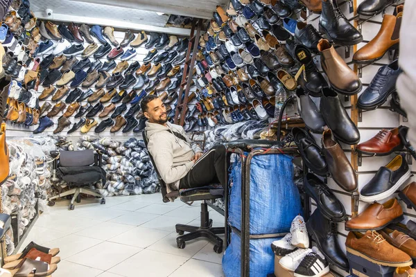 Rabat, Fas. Medine 'deki geleneksel bir zanaatkar dükkanının önünde el dokuması sepetler, paspaslar ve doğal liflerden yapılmış tepsiler sergilendi. Karmaşık işçilik ve toprak rengi Fas 'ın zengin mirasını vurguluyor. 