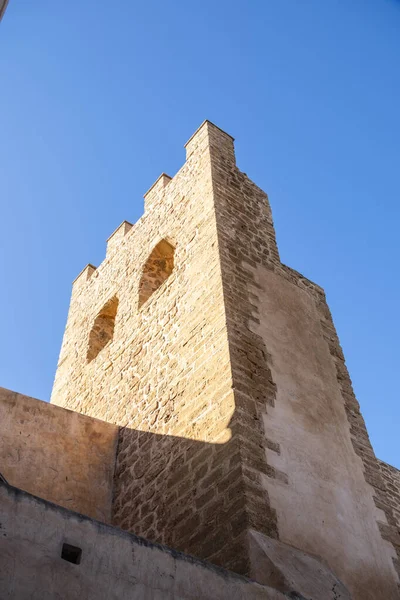 Rabat, Fas. Medine 'deki geleneksel bir zanaatkar dükkanının önünde el dokuması sepetler, paspaslar ve doğal liflerden yapılmış tepsiler sergilendi. Karmaşık işçilik ve toprak rengi Fas 'ın zengin mirasını vurguluyor. 