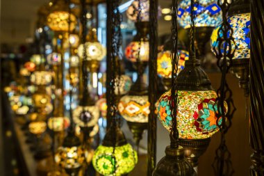 Abu Dabi 'de parlayan renkli Arap lambaları, Birleşik Arap Emirlikleri. Orta Doğu işçiliği ve Emirati kültürünü gösteren süslü metal ve cam fenerler..