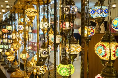 Abu Dabi 'de parlayan renkli Arap lambaları, Birleşik Arap Emirlikleri. Orta Doğu işçiliği ve Emirati kültürünü gösteren süslü metal ve cam fenerler..