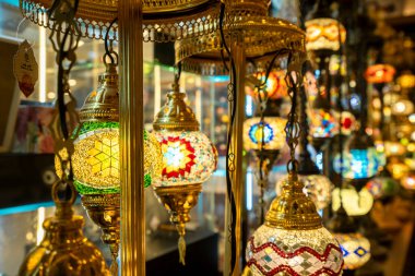 Abu Dabi 'de parlayan renkli Arap lambaları, Birleşik Arap Emirlikleri. Orta Doğu işçiliği ve Emirati kültürünü gösteren süslü metal ve cam fenerler..