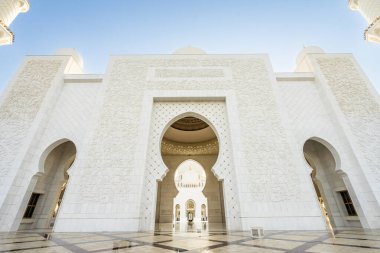 Abu Dabi, Birleşik Arap Emirlikleri 'ndeki görkemli Şeyh Zayed Büyük Camii' nde çarpıcı beyaz mermer kubbeler, zarif minareler ve karmaşık İslam mimarisi yer alıyor. Emirati mirasının, inancının ve kültürel birliğin sembolü..