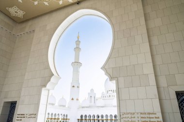 Abu Dabi, Birleşik Arap Emirlikleri 'ndeki görkemli Şeyh Zayed Büyük Camii' nde çarpıcı beyaz mermer kubbeler, zarif minareler ve karmaşık İslam mimarisi yer alıyor. Emirati mirasının, inancının ve kültürel birliğin sembolü..