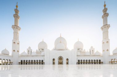 Abu Dabi, Birleşik Arap Emirlikleri 'ndeki görkemli Şeyh Zayed Büyük Camii' nde çarpıcı beyaz mermer kubbeler, zarif minareler ve karmaşık İslam mimarisi yer alıyor. Emirati mirasının, inancının ve kültürel birliğin sembolü..