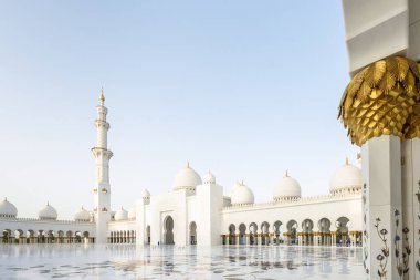 Abu Dabi, Birleşik Arap Emirlikleri 'ndeki görkemli Şeyh Zayed Büyük Camii' nde çarpıcı beyaz mermer kubbeler, zarif minareler ve karmaşık İslam mimarisi yer alıyor. Emirati mirasının, inancının ve kültürel birliğin sembolü..