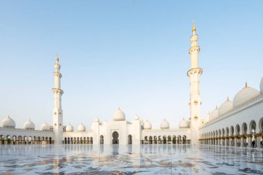 Abu Dabi, Birleşik Arap Emirlikleri 'ndeki görkemli Şeyh Zayed Büyük Camii' nde çarpıcı beyaz mermer kubbeler, zarif minareler ve karmaşık İslam mimarisi yer alıyor. Emirati mirasının, inancının ve kültürel birliğin sembolü..