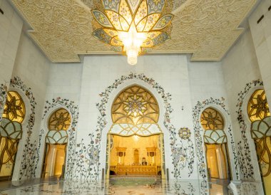 Abu Dabi, Birleşik Arap Emirlikleri 'ndeki görkemli Şeyh Zayed Büyük Camii' nde çarpıcı beyaz mermer kubbeler, zarif minareler ve karmaşık İslam mimarisi yer alıyor. Emirati mirasının, inancının ve kültürel birliğin sembolü..