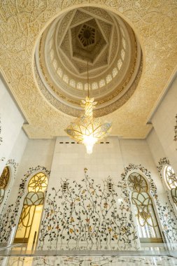 Abu Dabi, Birleşik Arap Emirlikleri 'ndeki görkemli Şeyh Zayed Büyük Camii' nde çarpıcı beyaz mermer kubbeler, zarif minareler ve karmaşık İslam mimarisi yer alıyor. Emirati mirasının, inancının ve kültürel birliğin sembolü..