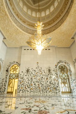 Abu Dabi, Birleşik Arap Emirlikleri 'ndeki görkemli Şeyh Zayed Büyük Camii' nde çarpıcı beyaz mermer kubbeler, zarif minareler ve karmaşık İslam mimarisi yer alıyor. Emirati mirasının, inancının ve kültürel birliğin sembolü..