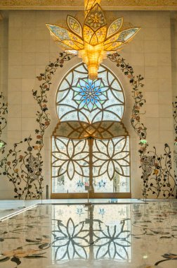 Abu Dabi, Birleşik Arap Emirlikleri 'ndeki görkemli Şeyh Zayed Büyük Camii' nde çarpıcı beyaz mermer kubbeler, zarif minareler ve karmaşık İslam mimarisi yer alıyor. Emirati mirasının, inancının ve kültürel birliğin sembolü..