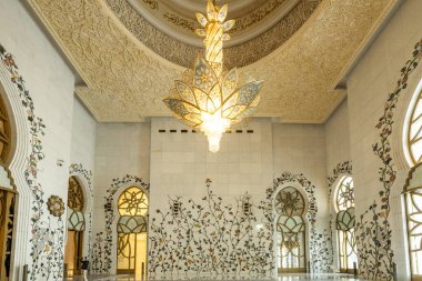Abu Dabi, Birleşik Arap Emirlikleri görkemli Şeyh Zayed Büyük Camii, - 5 Eylül 2025: çarpıcı beyaz mermer kubbeler, zarif minareler ve karmaşık İslami mimari. Emirati mirasının, inancının ve kültürel birliğin sembolü..