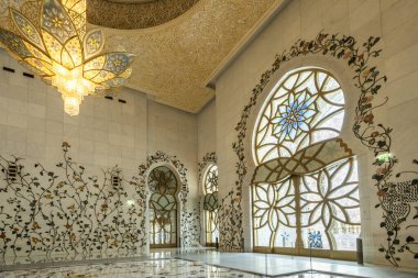 Abu Dabi, Birleşik Arap Emirlikleri 'ndeki görkemli Şeyh Zayed Büyük Camii' nde çarpıcı beyaz mermer kubbeler, zarif minareler ve karmaşık İslam mimarisi yer alıyor. Emirati mirasının, inancının ve kültürel birliğin sembolü..