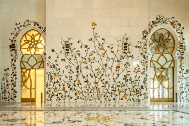 Abu Dabi, Birleşik Arap Emirlikleri 'ndeki görkemli Şeyh Zayed Büyük Camii' nde çarpıcı beyaz mermer kubbeler, zarif minareler ve karmaşık İslam mimarisi yer alıyor. Emirati mirasının, inancının ve kültürel birliğin sembolü..