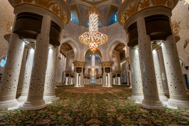 Abu Dabi, Birleşik Arap Emirlikleri - 5 Eylül 2025: Görkemli Şeyh Zayed Büyük Camii, çarpıcı beyaz mermer kubbeler, zarif minareler ve karmaşık İslam mimarisi. Emirati mirasının, inancının ve kültürel birliğin sembolü..
