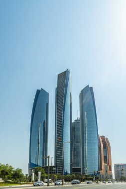 Abu Dabi 'nin modern silueti, Birleşik Arap Emirlikleri, çağdaş mimari, gökdelenler ve kıyı manzaralı. BAE 'nin başkentinde gelenek ve modernliğin canlı bir karışımı..