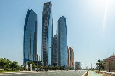 Abu Dabi 'nin modern silueti, Birleşik Arap Emirlikleri, çağdaş mimari, gökdelenler ve kıyı manzaralı. BAE 'nin başkentinde gelenek ve modernliğin canlı bir karışımı..