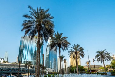 Abu Dabi 'nin modern silueti, Birleşik Arap Emirlikleri, çağdaş mimari, gökdelenler ve kıyı manzaralı. BAE 'nin başkentinde gelenek ve modernliğin canlı bir karışımı..