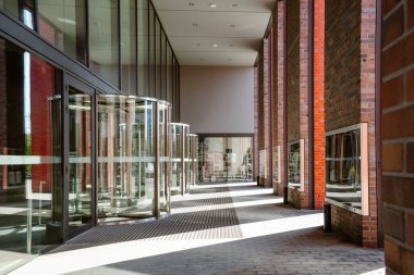 Portekiz 'in Algarve bölgesindeki Praia de Carvoeiro manzarasında altın uçurumlar, turkuaz sular ve kumlu plajlar yer alıyor. Seyahat, turizm, kıyı veya yaz yaşam tarzı içeriği için ideal