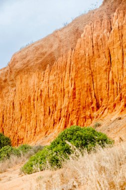 Albufeira, Algarve, Portekiz 'deki Praia do Poo Velho' nun çarpıcı manzarası dramatik uçurumlarını ve alışılmadık kaya oluşumlarını gözler önüne seriyor. Görüntü, bu sahili eşsiz kılan çarpıcı jeolojik özellikleri, pürüzlü uçurumları ve doğal dokuları vurguluyor.
