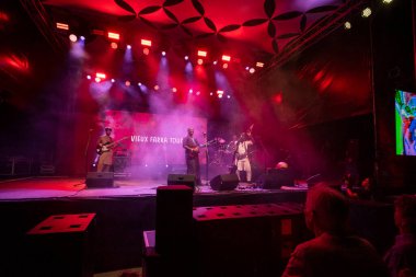 Albufeira, Algarve, Portekiz 'deki Praia do Poo Velho' nun çarpıcı manzarası dramatik uçurumlarını ve alışılmadık kaya oluşumlarını gözler önüne seriyor. Görüntü, bu sahili eşsiz kılan çarpıcı jeolojik özellikleri, pürüzlü uçurumları ve doğal dokuları vurguluyor.