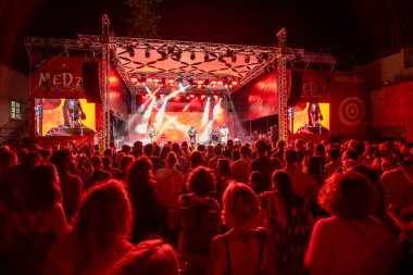 Albufeira, Algarve, Portekiz 'deki Praia do Poo Velho' nun çarpıcı manzarası dramatik uçurumlarını ve alışılmadık kaya oluşumlarını gözler önüne seriyor. Görüntü, bu sahili eşsiz kılan çarpıcı jeolojik özellikleri, pürüzlü uçurumları ve doğal dokuları vurguluyor.